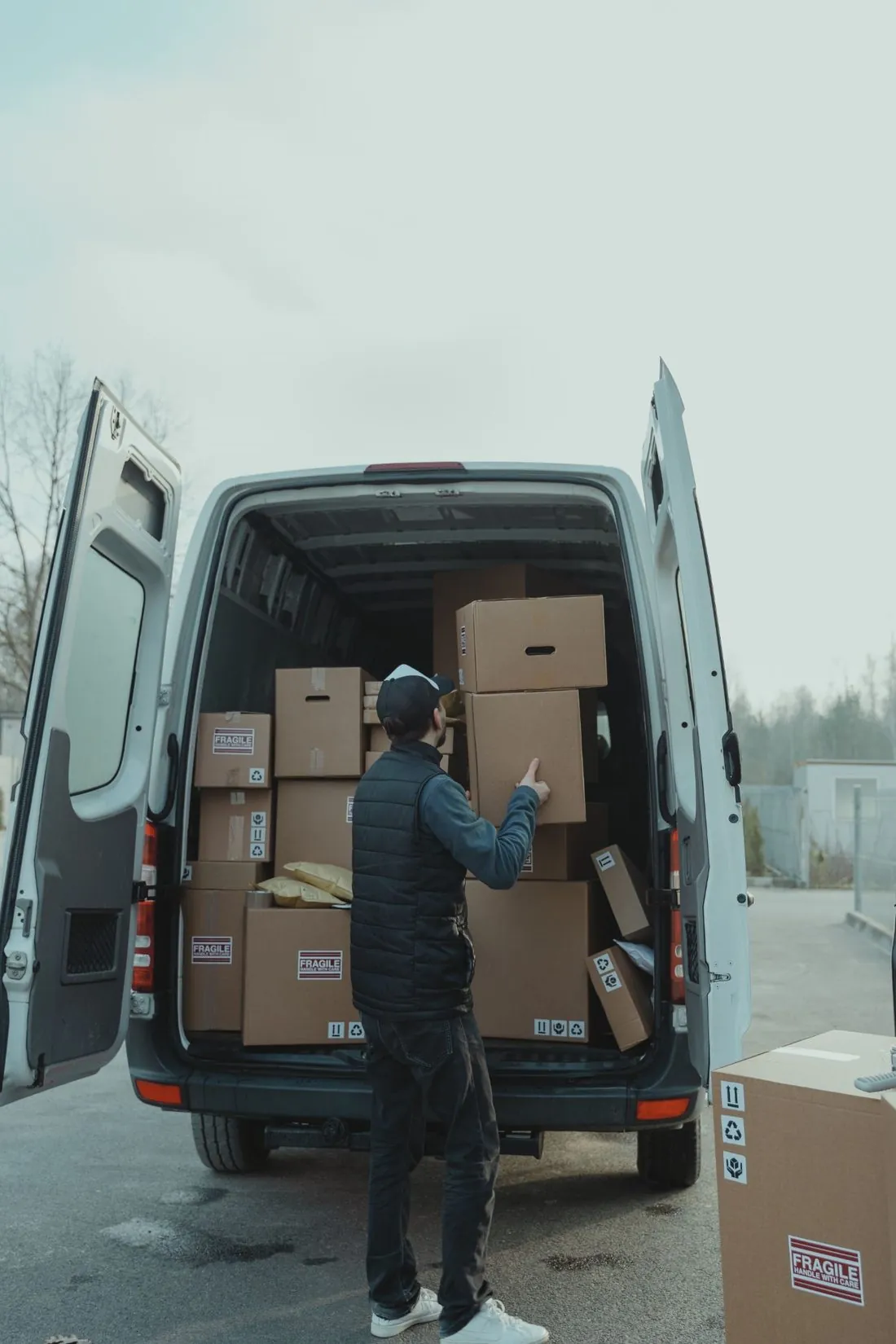 Utovar kutija u kombi